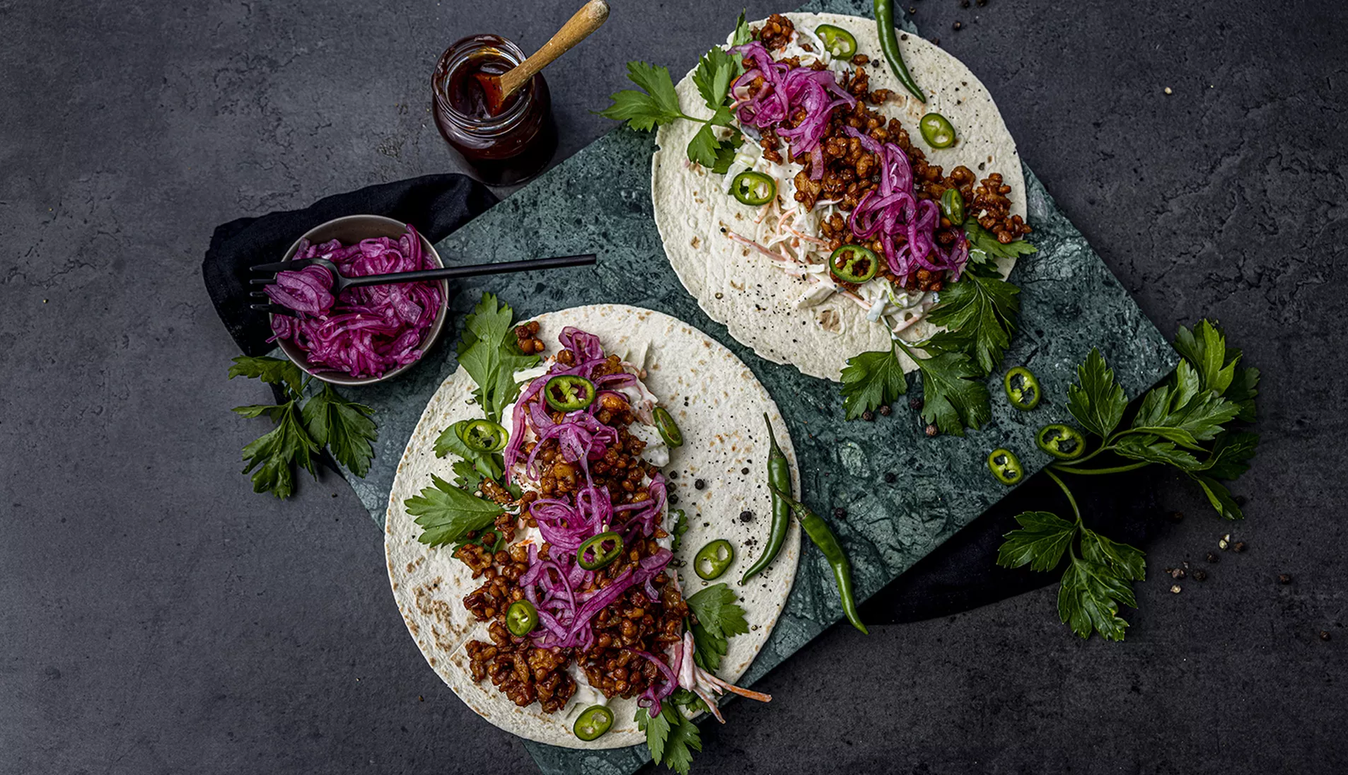 Vegetarwraps med BBQ-saus, linser og coleslaw