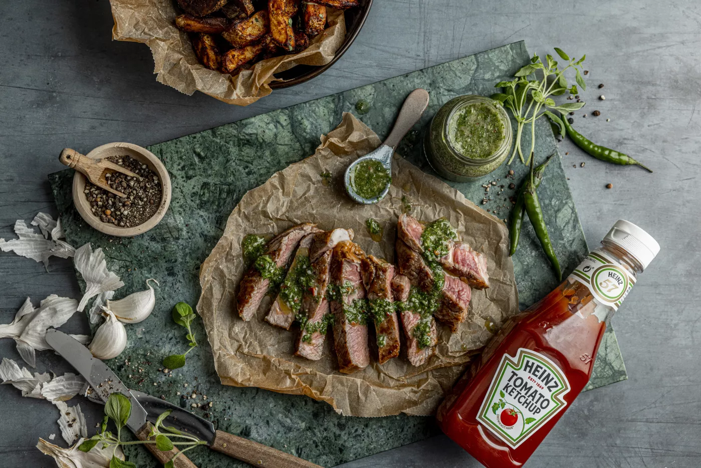 grillet biff med chimichurri og heinz ketchup