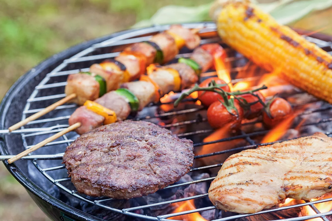Kulegrill med forskjellig type grillmat på