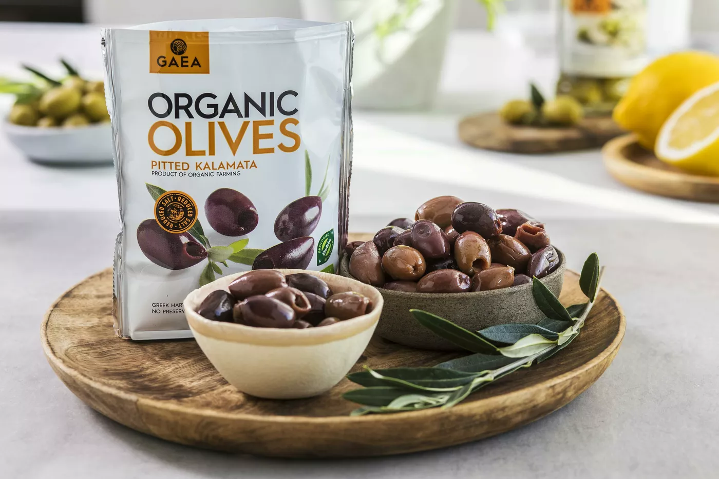 Trefat med to skåler oliven og en pose GAEA økologiske kalamataoliven