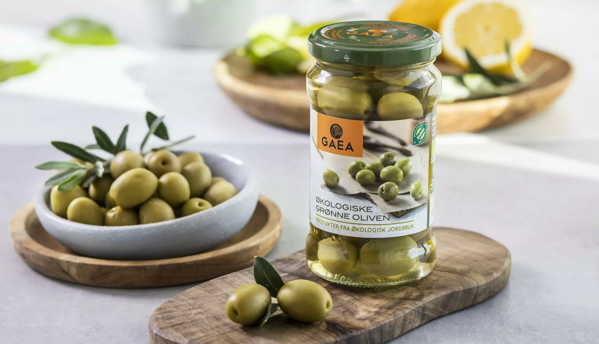 grønne oliven på glass og i en skål