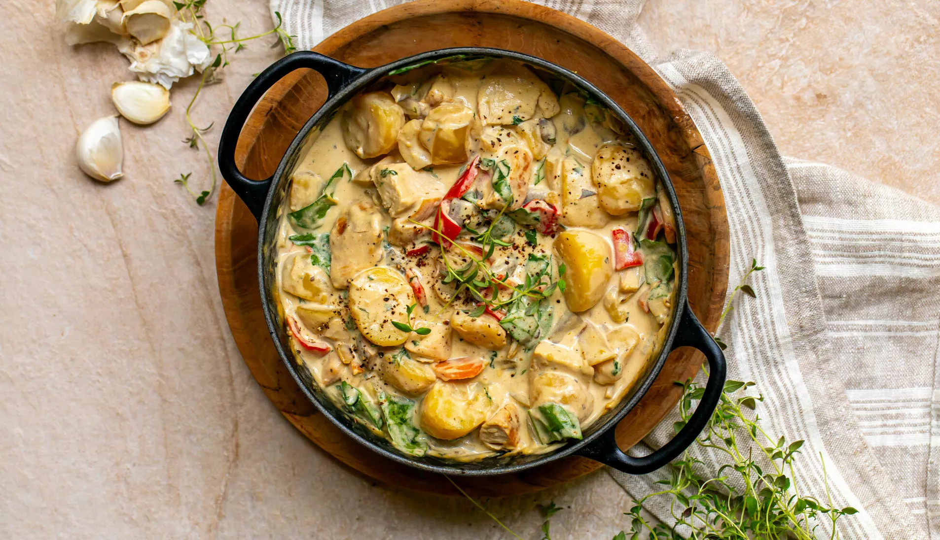 Kremet kyllinggryte med poteter og balsamico i en sort kjele