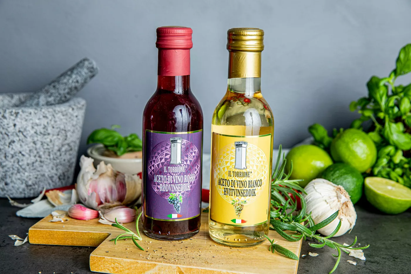 Il Torrione hvitvinseddik og rødvinsdeddik som står på en kjøkkenbenk