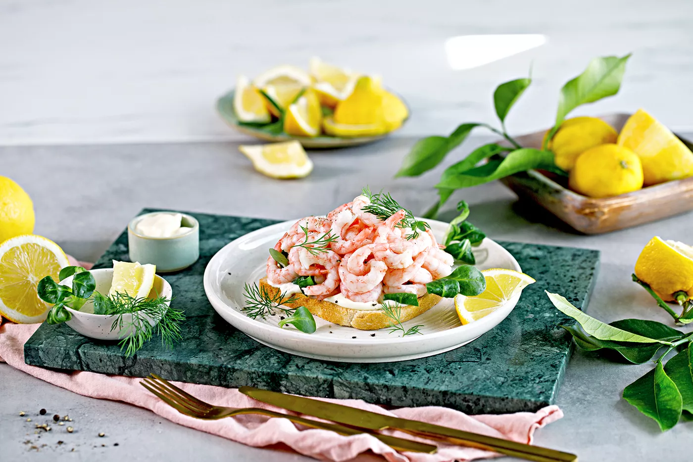 tallerken med rekesmørbrød og sitronbåter