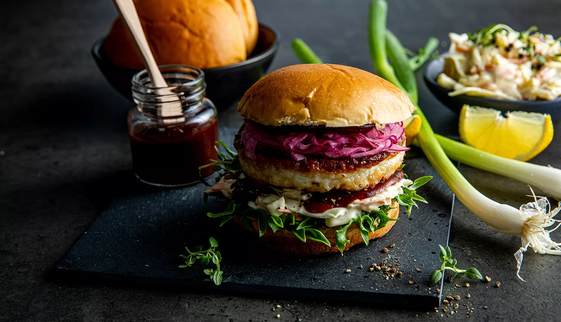 Fiskeburger med BBQ-saus og coleslaw