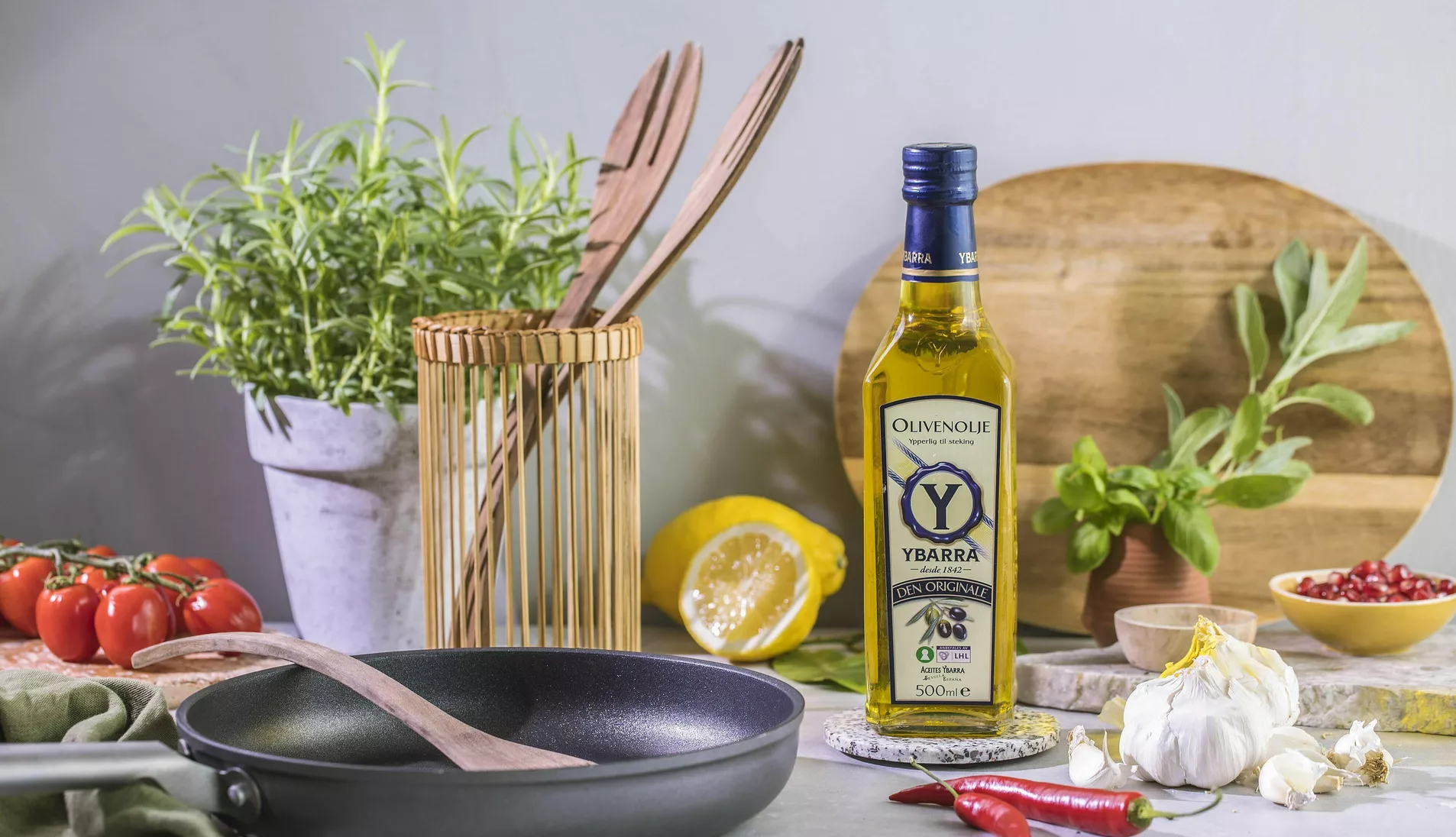 kjøkkenbenk med stekepanne og Ybarra olivenolje